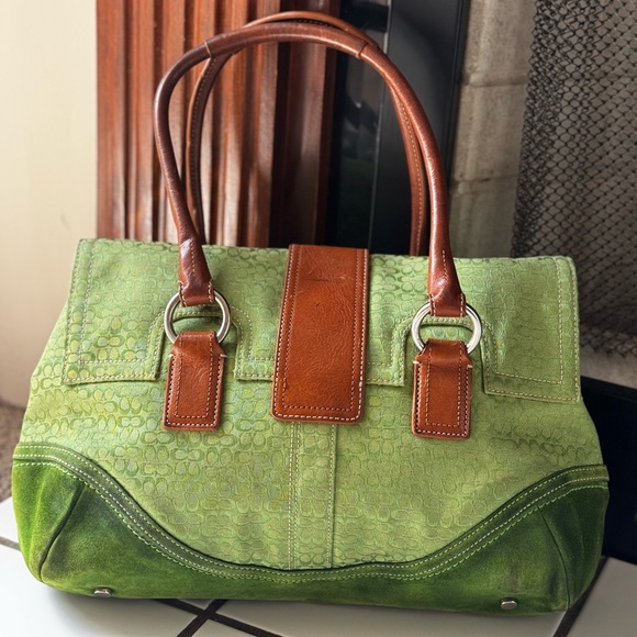 Perfect Y2K vintage Coach shoulder bag with iconic signature jacquard